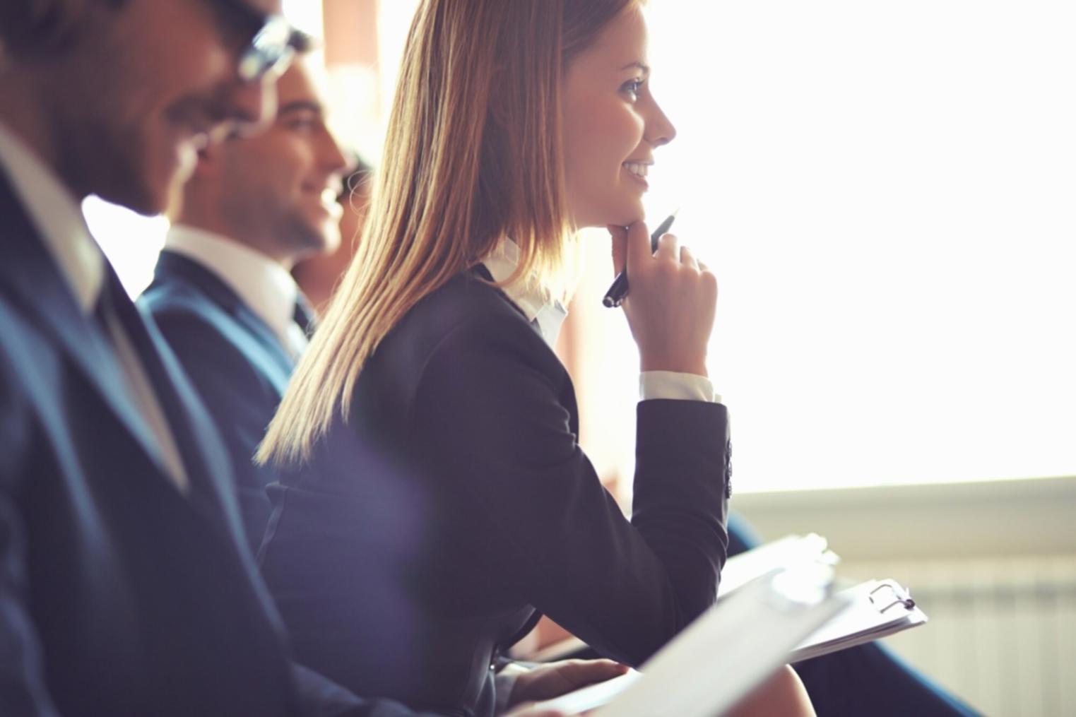 Teammitglieder bei der Besprechung von Partnerschaftsstrategien